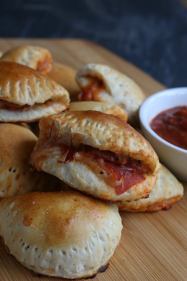 Why buy frozen when in minutes you can make your own Homemade Pizza Pockets! Perfect for Football parties, Tailgating, after-school snacks, and more! Just a few simple ingredients is all you need., even the kids can help with them.
