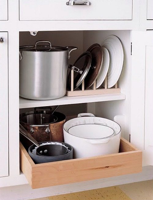 10 Easy Tips for Organizing Pots and Pans on PocketChangeGourmet.com