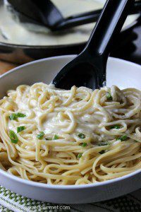 Looking for a delicious, easy, and quick Weeknight Meal? Well look no further, this Easy Alfredo Sauce Recipe goes together in minutes! Pin it to your Dinner Recipe Board!