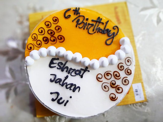 round baked yin yang cake showing clear lettering